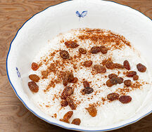 Рисовая каша на кокосовом молоке с изюмом и корицей