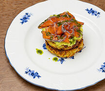 Драник с авокадо, лососем и маслом из трав