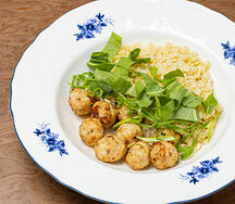 Паста птитим с щавелем и куриными фрикадельками