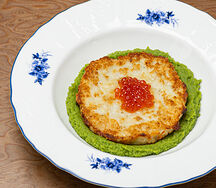 Щучья котлета с картофельным пюре и красной икрой