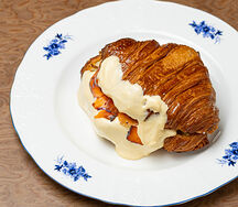 Круассан с лососем