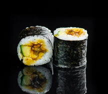 Ролл с угрем и огурцом