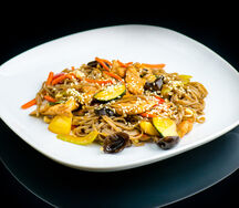 Якисоба с курицей и овощами в томатном соусе