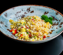 Рис жаренный со свининой и овощами