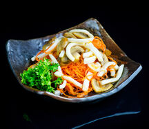 Салат с кальмарами