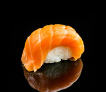 Суши с лососем