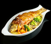 Форель жареная с овощами