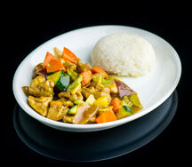 Курица карри с овощами и рисом