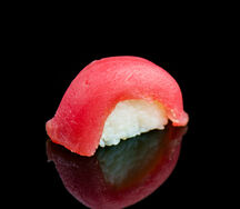 Суши с тунцом