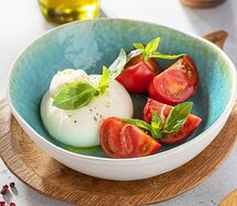 Буррата с томатами