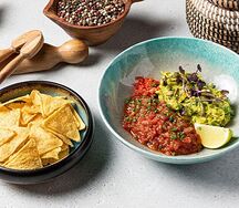 Гуакамоле с кукурузными чипсами