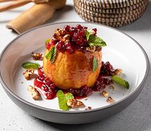 Запеченная айва с грецким орехом в карамели