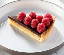 Шоколадно-карамельный тарт с малиной