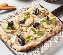 Пицца с грушей и трюфельным соусом