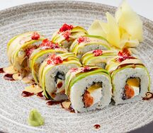 Ролл сливочный лосось с авокадо хасс и тайским манго