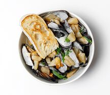 Мидии чилийские в сливочно-трюфельном соусе с ароматной петрушкой и картофелем фри