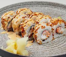 Ролл с тигровой креветкой и снежным крабом под соусом спайси-майо
