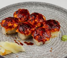 Горячий ролл с тигровыми креветками и снежным крабом под сыром моцарелла