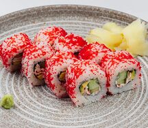 Ролл Калифорния со снежным крабом и авокадо хасс под соусом майо