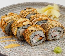 Жареный ролл с фермерской копченой курицей и сливочным сыром