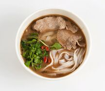 Фо-бо с рисовой лапшой и фермерской говядиной