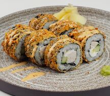 Жареный ролл с тигровыми креветками и чилийскими мидиями