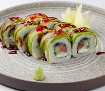 Ролл с голубым тунцом и авокадо хасс под соусом пад тай