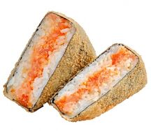 Жареный онигири с лососем