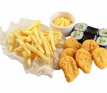 Ролл с огурцом и наггетсы и картофель фри