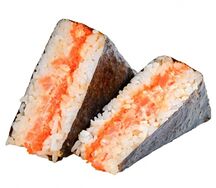 Онигири с лососем