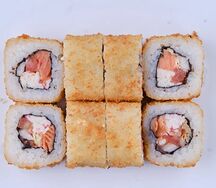 Жареный ролл с крабом и лососем