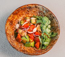 Салат с томатами, авокадо и миндалем