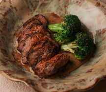 Стейк из конины с перечным соусом и брокколи