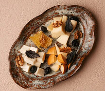 Сырная тарелка с вялеными маслинами и медом в сотах