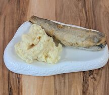 Картофельное пюре с жареной рыбой