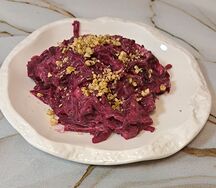 Свекольный салат с черносливом и чесноком