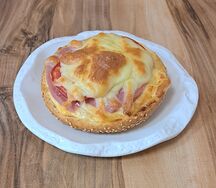 Горячий бутерброд с куриной ветчиной и сыром