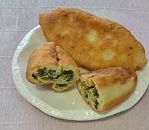 Жареный пирожок с зелёным луком и яйцом