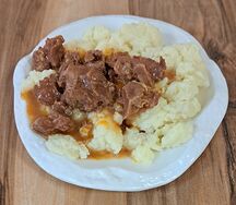 Картофельное пюре с гуляшом из индюшки