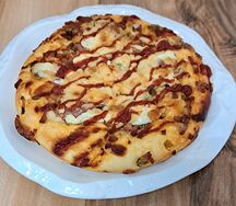 Пицца с колбасой