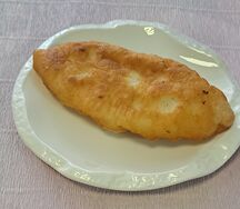 Жареный пирожок с картошкой и сосиской