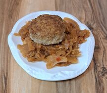 Тушёная капуста с котлетой