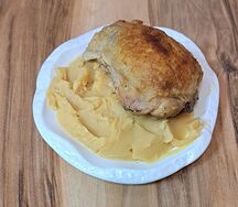 Гороховое пюре с запеченным куриным бедром