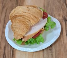 Круассан с копчёной курицей