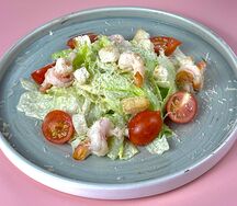 Салат Цезарь с креветками