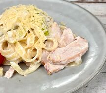 Паста с копченой грудкой и кабачком