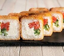 Юкон - жаренный с лососем и огурцом