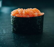 Гункан с лососем