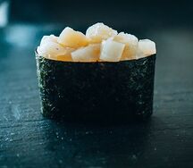 Гункан с гребешком