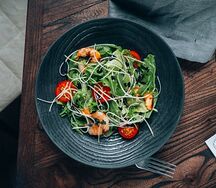 Салат с рукколой и креветками